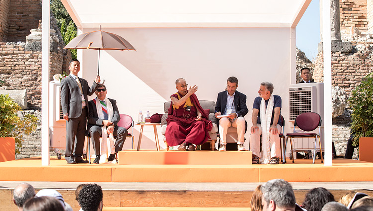 「平和とは人々との出会い」と題する講演会でお話をされるダライ・ラマ法王。2017年9月16日、イタリア、シチリア州タオルミーナ（撮影：パオロ・レジス）