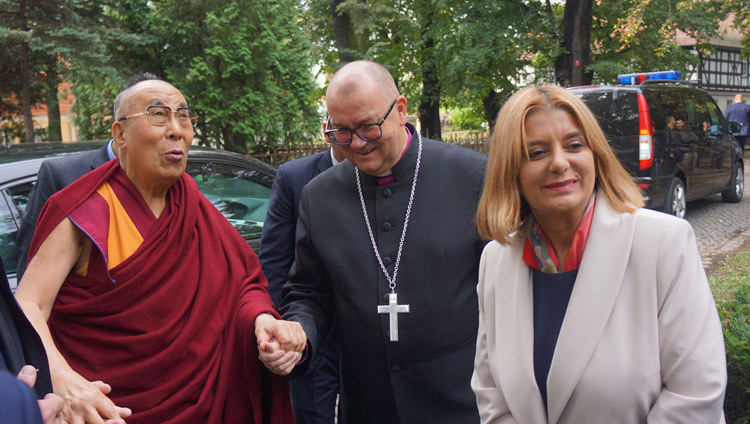 ダライ・ラマ法王をお迎えし、平和教会に案内するヴァルデマー・ピテル司教と、シュフィドニツァ市長のモスカル・スワニェフスカ・ベアタ女史。2016年9月21日、ポーランド、シュフィドニツァ（撮影：ジェレミー・ラッセル / 法王庁）