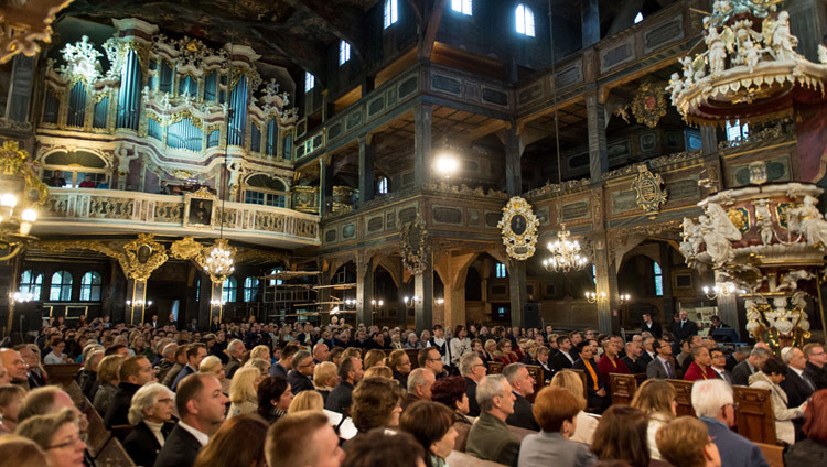 平和教会でダライ・ラマ法王のお話に聴き入る満席の聴衆。2016年9月21日、ポーランド、シュフィドニツァ（撮影：マチェイ・クルチンスキ）