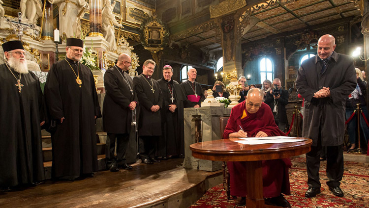 平和教会で平和への嘆願書に署名をされるダライ・ラマ法王。2016年9月21日、ポーランド、シュフィドニツァ（撮影：マチェイ・クルチンスキ）