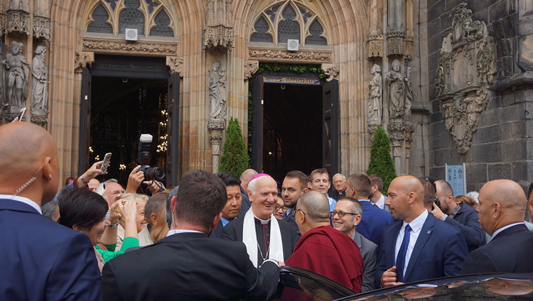 ダライ・ラマ法王が到着され、自ら司教を務めるカトリック教会に法王をお迎えするイグナティ・デツ司教。2016年9月21日、ポーランド、シュフィドニツァ（撮影：ジェレミー・ラッセル / 法王庁）