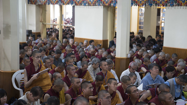 法話会の最終日、ツクラカンの堂内でダライ・ラマ法王の教えに耳を傾ける台湾の信徒たち。2016年10月6日インド、ヒマーチャル・プラデーシュ州 ダラムサラ（撮影：テンジン・チュンジョル / 法王庁）