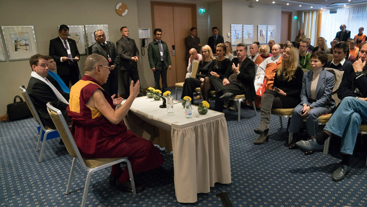 バルト諸国から参加したチベット支援者たちのグループにお話をされるダライ・ラマ法王。2016年10月11日、ラトビア、リガ（撮影：テンジン・チュンジョル / 法王庁）