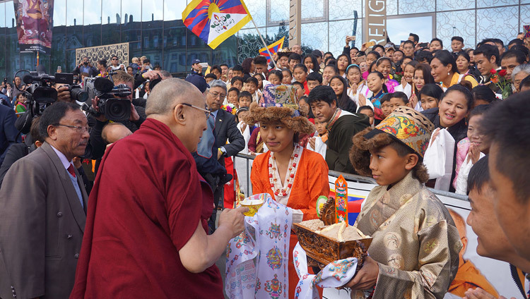  宗教の家に到着されたダライ・ラマ法王を伝統的な歓迎でお迎えするチベット人会とモンゴル人会の人々。2016年10月12日スイス、ベルン（撮影：ジェレミー・ラッセル　/ 法王庁）