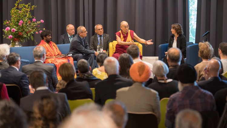 「宗教の家」で開催された異なる宗教間の対話でお話をされるダライ・ラマ法王。2016年10月12日、スイス、ベルン（撮影：マニュエル・バウアー）