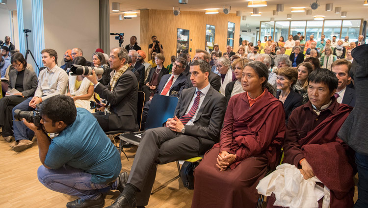 ダライ・ラマ法王が参加され、「宗教の家」で開催された異なる宗教間の対話に耳を傾ける聴衆。2016年10月12日、スイス、ベルン（撮影：マニュエル・バウアー）