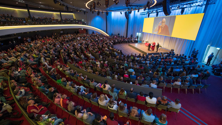 クルサール・アリーナのステージで対話と団結について話されるダライ・ラマ法王。2016年10月13日、ベルン、スイス（撮影：マニュエル・バウアー）