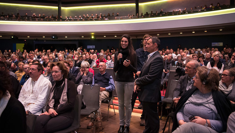 講演会の途中でダライ・ラマ法王に質問をする聴衆のひとり。2016年10月13日、ベルン、スイス（撮影：マニュエル・バウアー）