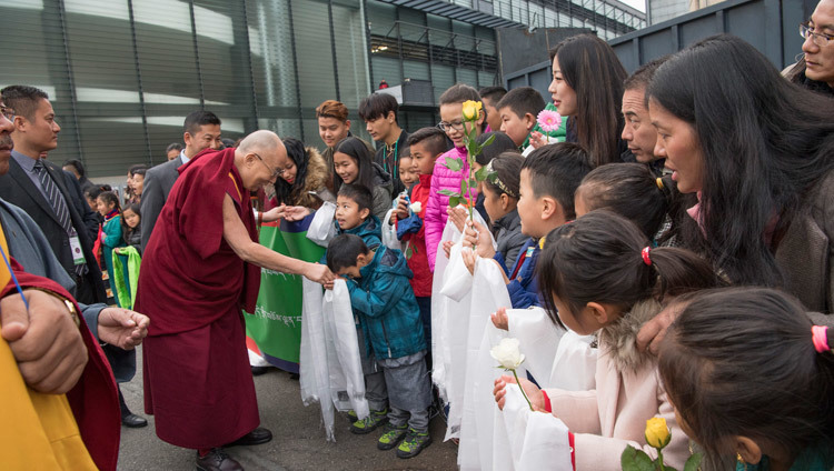ハレンシュタディオン屋内競技場に到着され、子供たちの歓迎を受けられるダライ・ラマ法王。2016年10月14日、スイス、チューリッヒ（撮影：マニュエル・バウアー）
