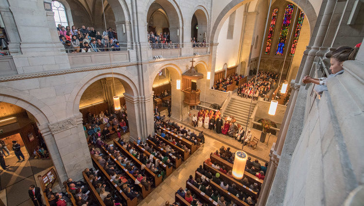 宗教を超えた世界平和祈念式典が行われたグロスミュンスター大聖堂の情景。2016年10月15日、スイス、チューリッヒ（撮影：マニュエル・バウアー）