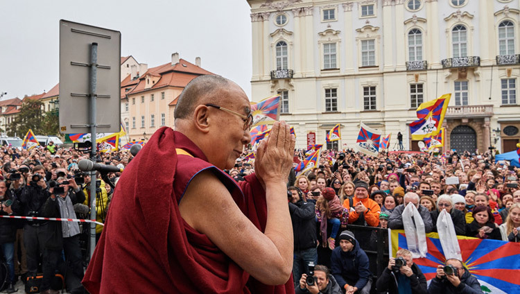 フラッチャニ広場に到着され、聴衆に挨拶をされるダライ・ラマ法王。2016年10月17日。チェコ、プラハ（撮影：オリビエ・アダム）