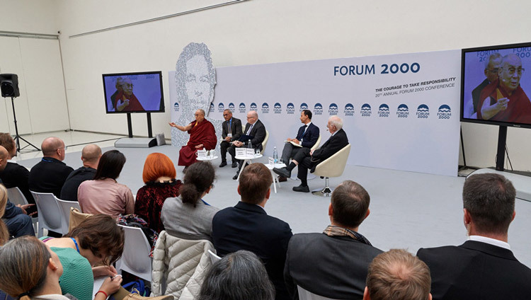 「宗教の矛盾点」というテーマで行われたフォーラム2000のパネルディスカッションでお話をされるダライ・ラマ法王。2016年10月18日、チェコ共和国、プラハ（撮影：オリヴィエ・アダム）