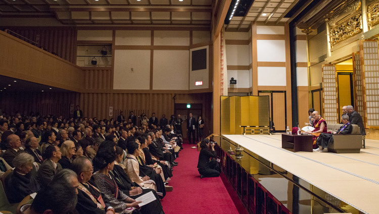 500名を超える聴衆を前にスピーチをされるダライ・ラマ法王。2016年11月9日、京都、東山浄苑東本願寺（撮影：ジグメ＆チョペル）