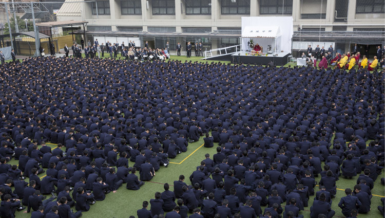 3,000人を超える清風学園の生徒と職員に向けてお話をされるダライ・ラマ法王。2016年11月10日、大阪（撮影：ジグメ＆チョペル）