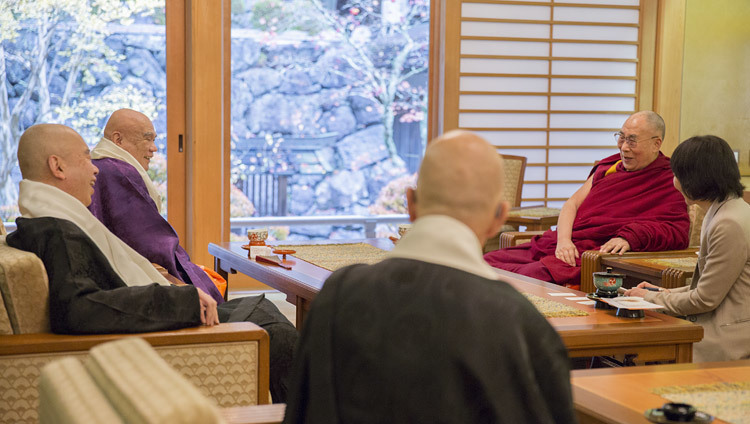 高野山金剛峰寺において、高僧たちとお話をされるダライ・ラマ法王。2016年11月14日（撮影：ジグメ&チョペル）