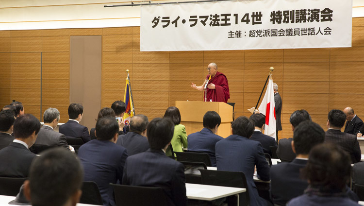 衆議院議員会館で、集まった国会議員たちに向けてお話をされるダライ・ラマ法王。2016年11月16日、東京（撮影：ジグメ＆チョペル）