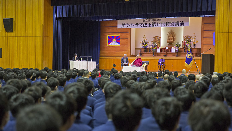 世田谷学園の体育館で学生たちにお話をされるダライ・ラマ法王。2016年11月16日、東京（撮影：ジグメ＆チョペル）
