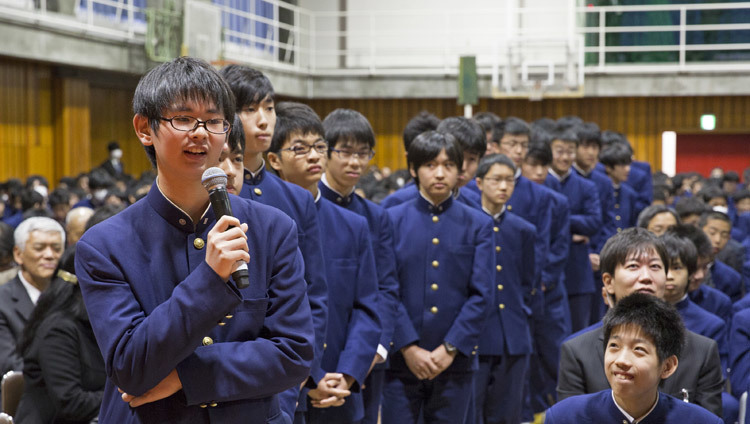世田谷学園での講演中、ダライ・ラマ法王に質問をしようと列をなす生徒たち。2016年11月16日、東京（撮影：ジグメ＆チョペル）