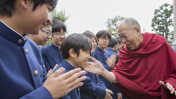 世田谷学園に到着され、出迎えた生徒たちに声をかけられるダライ・ラマ法王。2016年11月16日、東京（撮影：ジグメ＆チョペル）