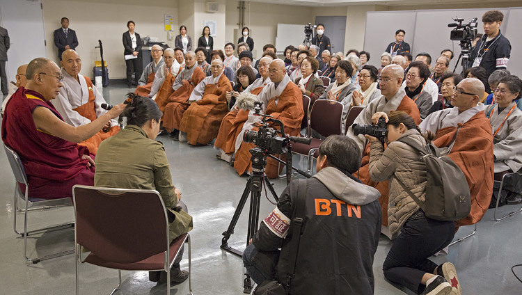 韓国から訪れたグループとの謁見でお話をされるダライ・ラマ法王。2016年11月17日、横浜（撮影：ジグメ＆チョペル）