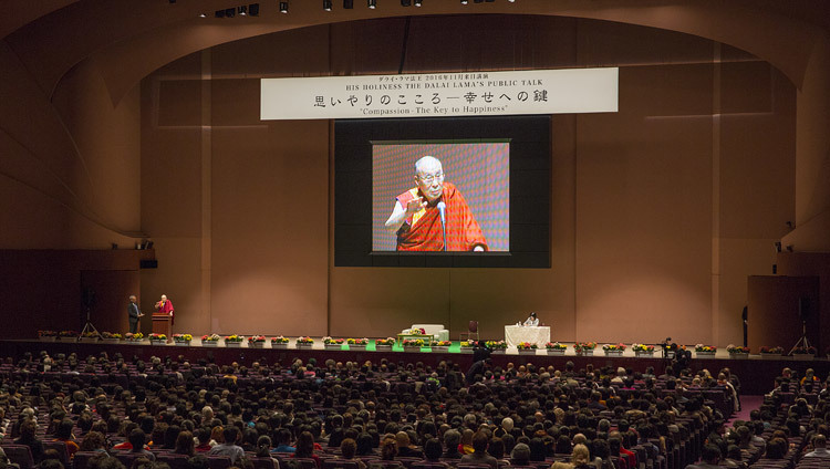 パシフィコ横浜で行われた講演会でお話をされるダライ・ラマ法王。2016年11月17日、横浜（撮影：ジグメ＆チョペル）