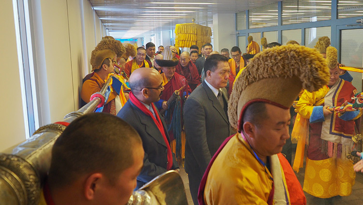 ウランバートルの空港に到着されたダライ・ラマ法王。2016年11月18日、モンゴル（撮影：テンジン・タクラ / 法王庁）