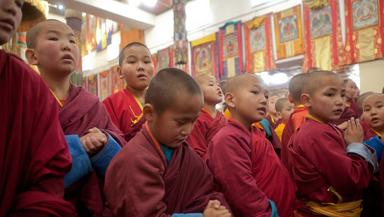 ダライ・ラマ法王がイガ・チュリン僧院に到着されるのを待つ若い僧侶たち。モンゴル、ウランバートル（撮影：イゴール・ヤンチョグロフ）