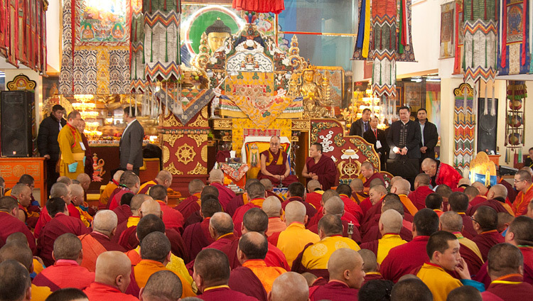 イガ・チュリン僧院でお話をされるダライ・ラマ法王。2016年11月19日、モンゴル、ウランバートル（撮影：イゴール・ヤンチョグロフ）