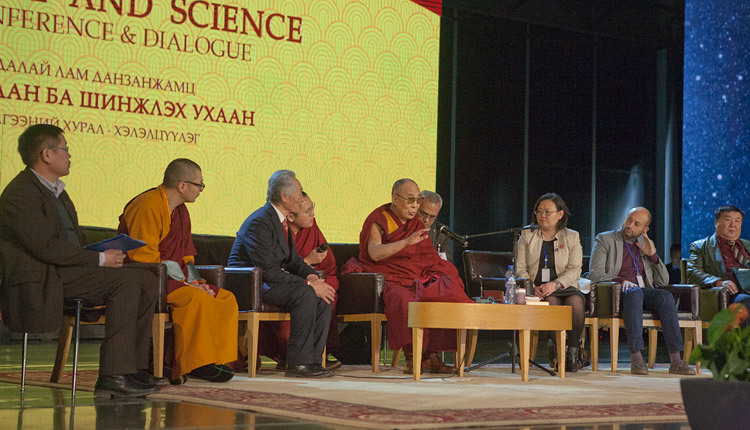 仏教科学と現代科学の国際会議で、パネルディスカッションを行なわれるダライ・ラマ法王。2016年11月21日、モンゴル、ウランバートル（撮影：イゴール・ヤンチョグロフ）