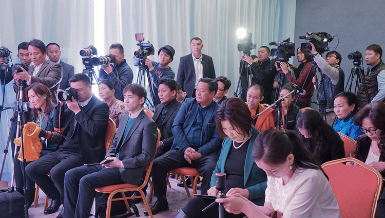 ダライ・ラマ法王の記者会見に集まった報道関係者たち。2016年11月23日、モンゴル、ウランバートル（撮影：テンジン・タクラ / 法王庁）