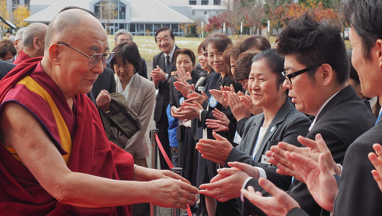 埼玉医科大学の新キャンパスに到着されたダライ・ラマ法王を歓迎する大学の職員と学生たち。2016年11月26日、埼玉（撮影：テンジン・タクラ / 法王庁）