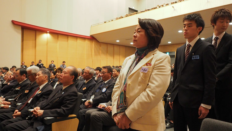 埼玉医科大学で行われた講演会で、ダライ・ラマ法王に質問をしようと列をなす参加者たち。2016年11月26日、埼玉（撮影：テンジン・タクラ / 法王庁）