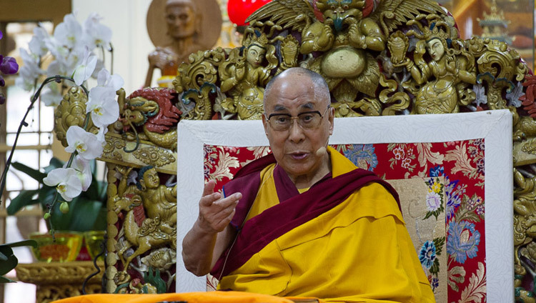 ツクラカンでチベット人巡礼者たちに説法をされるダライ・ラマ法王。2016年11月30日、インド、ヒマーチャル・プラデーシュ州 ダラムサラ（撮影：テンジン・チュンジョル / 法王庁）