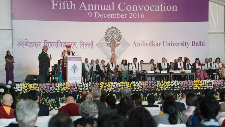 アンベードカル大学の第5回年次大会でお話をされるダライ・ラマ法王。2016年12月9日、インド、オールドデリー（撮影：テンジン・チュンジョル / 法王庁）