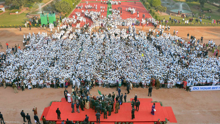 プラナブ・ムカジー大統領が旗揚げした「一億人のための一億人」運動の開始に伴い、大統領官邸の庭に集まった5千人を超える子どもたち。2016年12月11日、インド、ニューデリー（撮影：インド大統領官邸）