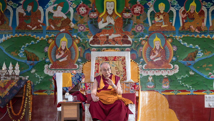 ラトゥー僧院の新しい問答の庭でお話をされるダライ・ラマ法王。2016年12月17日、インド、カルナータカ州 ムンゴット（撮影：テンジン・チュンジョル / 法王庁）