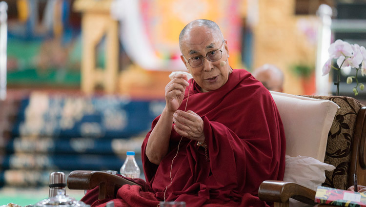 エモリー・チベット・シンポジウムの最後に、お話をされるダライ・ラマ法王。2016年12月20日、インド、カルナータカ州 ムンゴット（撮影：テンジン・チュンジョル / 法王庁）