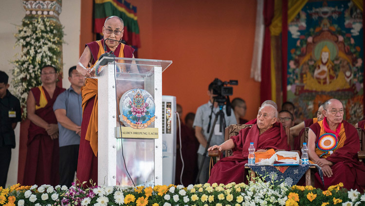 デプン僧院開創600年記念式典で基調講演をされるダライ・ラマ法王。2016年12月21日、インド カルナータカ州 ムンゴット　（撮影：テンジン・チュンジョル / 法王庁）