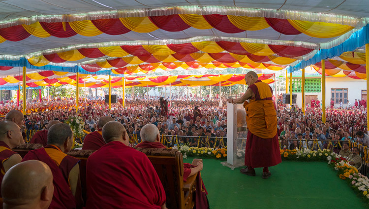 デプン僧院開創600年記念式典において、デプン・ラチの中庭で大勢の聴衆に語りかけられるダライ・ラマ法王。2016年12月21日、インド カルナータカ州 ムンゴット（撮影：テンジン・チュンジョル / 法王庁）