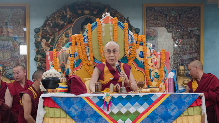 ガンダン・テクチェンリン寺でお話をされるダライ・ラマ法王。2017年1月9日、インド、ビハール州 ブッダガヤ（撮影：テンジン・チュンジョル / 法王庁）