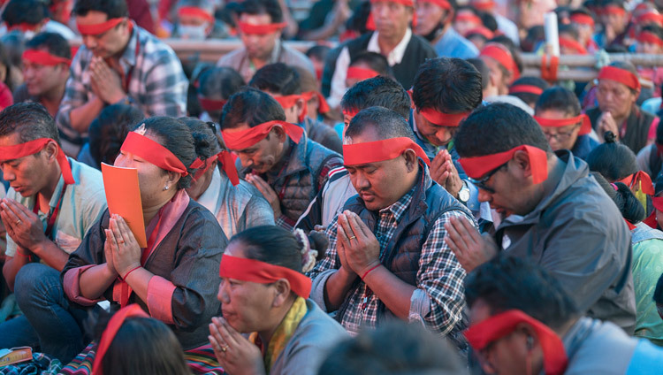 20万人を超える人々が参加したカーラチャクラ灌頂伝授会で、目隠しをしてマンダラの中に入る受者たち。2017年1月11日、インド、ビハール州 ブッダガヤ（撮影：テンジン・チュンジョル / 法王庁）