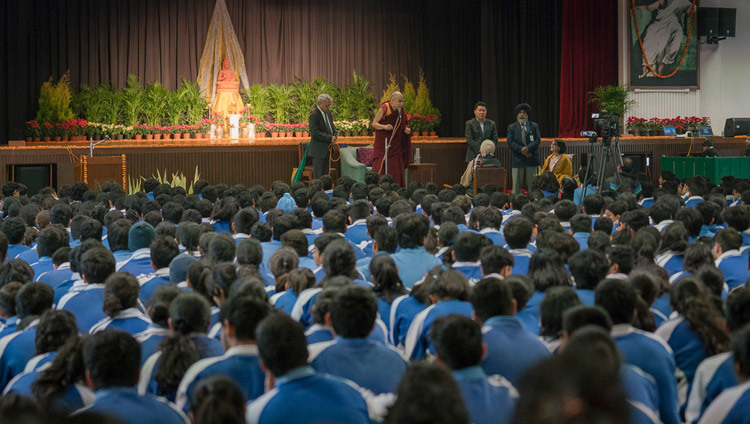 マザーズ・インターナショナル・スクールで生徒たちにお話をされるダライ・ラマ法王。2017年1月21日、インド、ニューデリー（撮影：テンジン・チュンジョル / 法王庁）