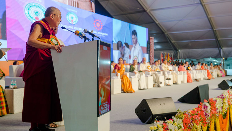 インド初の女性国会の発足記念式典でスピーチをされるダライ・ラマ法王。2017年2月10日、インド、アーンドラ・プラデーシュ州 アマラーヴァティー（撮影：テンジン・チュンジョル / 法王庁）