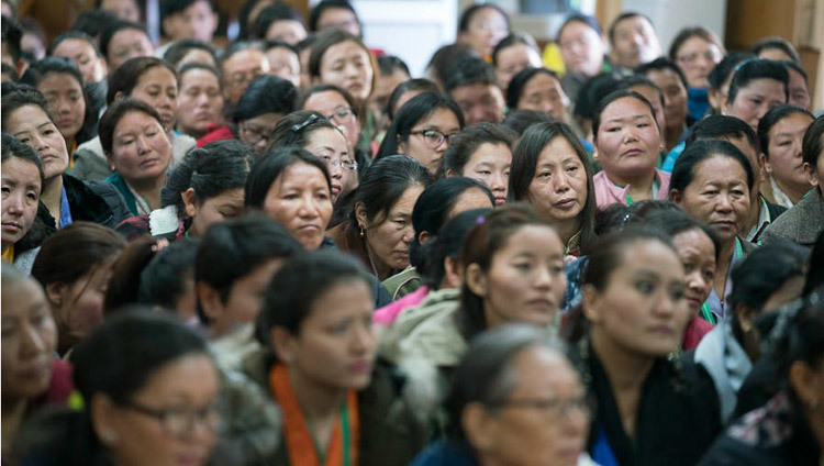 法王公邸でダライ・ラマ法王のお話に傾聴する第1回チベット人女性権利向上会議の参加者たち。2017年2月23日、インド、ヒマチャール・プラデーシュ州 ダラムサラ（撮影：テンジン・チュンジョル / 法王庁