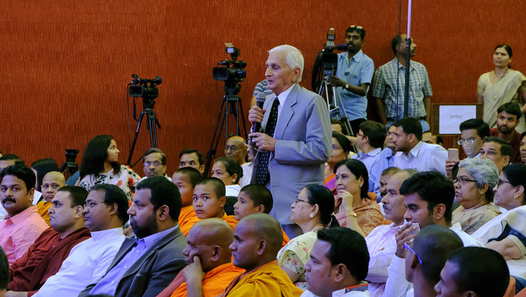 ダライ・ラマ法王の講演会で、法王に質問をする参加者。2017年3月19日、インド、マディア・プラデーシュ州ボパール（撮影：ロブサン・ツェリン / 法王庁）