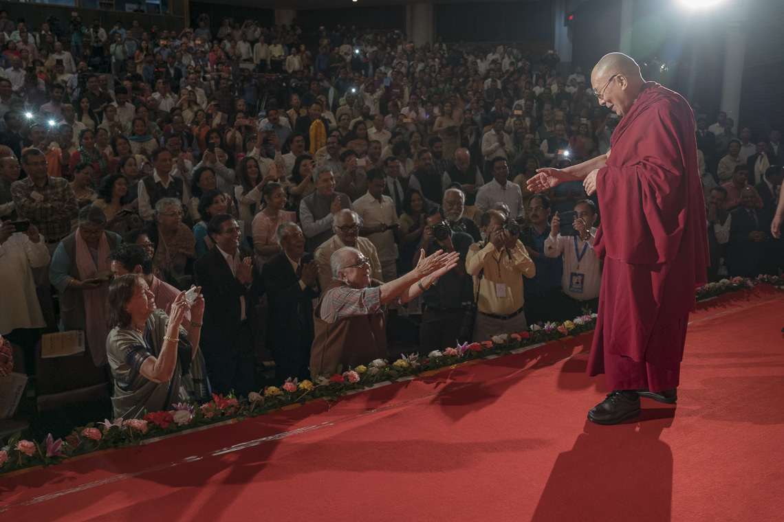 ITA舞台芸術センターのステージに登壇され、聴衆に挨拶をされるダライ・ラマ法王。2017年4月1日、インド、アッサム州グワハティ（撮影：テンジン・チュンジョル / 法王庁）