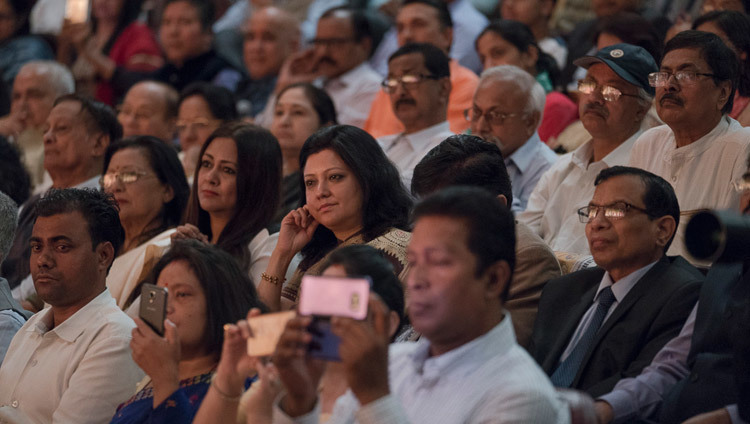 ITA舞台芸術センターで行われたアッサム・トリビューン紙のプラチナ・ジュビリー・セレブレーションで、ダライ・ラマ法王のお話に聴き入る聴衆。2017年4月1日、インド、アッサム州グワハティ（撮影：テンジン・チュンジョル / 法王庁）