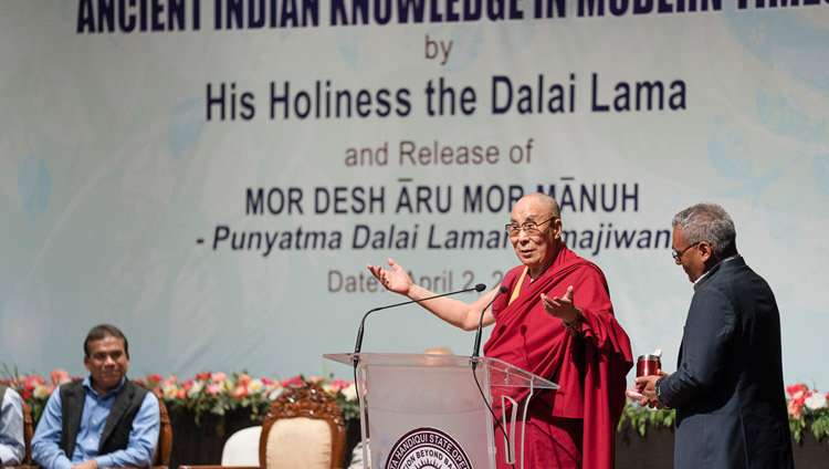 グワハティ大学の講堂で行われた「現代に活かす古代インドの智慧」と題する一般講演で、お話をされるダライ・ラマ法王。2017年4月2日、インド、アッサム州グワハティ（撮影：テンジン・チュンジョル / 法王庁）