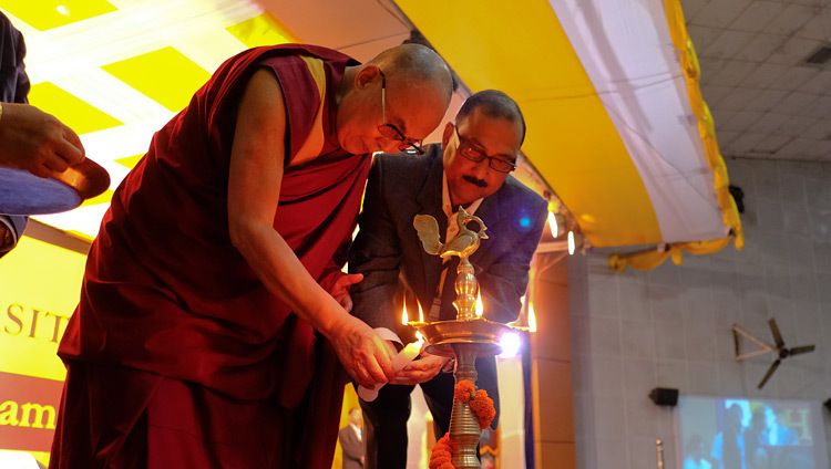 ディブルガー大学で行われた講演会の開始式で、デュタ教授とともにランプに火を灯されるダライ・ラマ法王。2017年4月3日、インド、アッサム州ディブルガー（撮影： ロブサン・クンガ / 法王庁）
