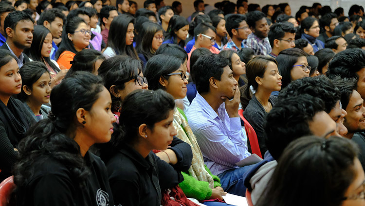 ディブルガー大学で行われたダライ・ラマ法王の講演会に参加した学生と職員たち。2017年4月3日、インド、アッサム州ディブルガー（撮影：ロブサン・クンガ / 法王庁）